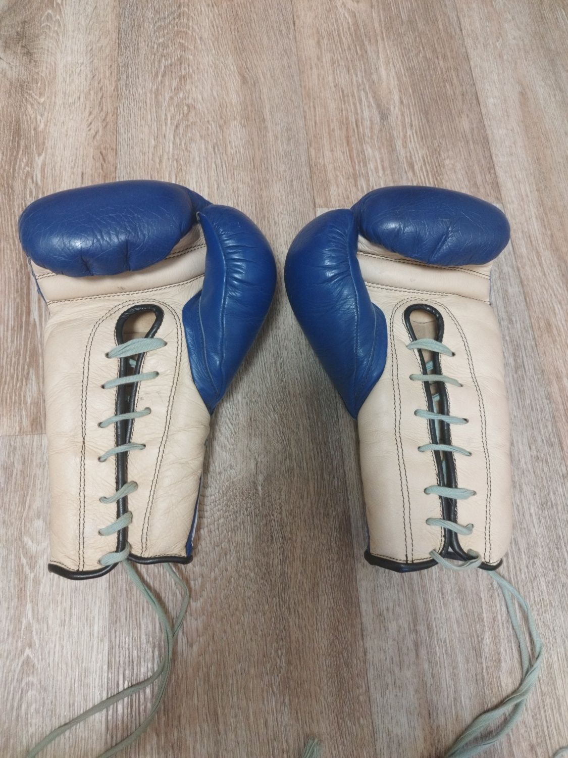 Боксерские перчатки Leone производство Италия профессиональные 10 OZ