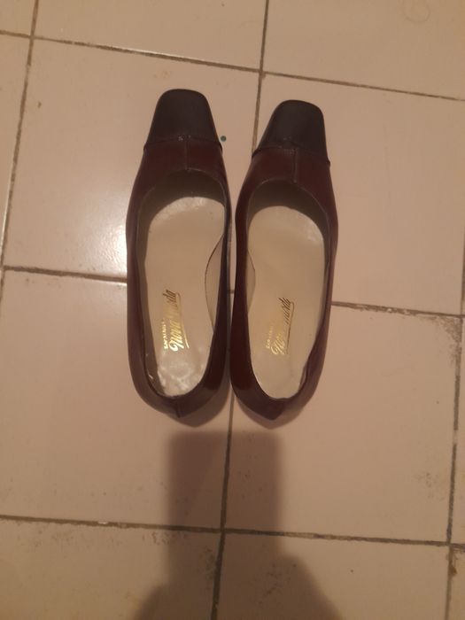 Sapatos de senhora com um pouco de salto alto.