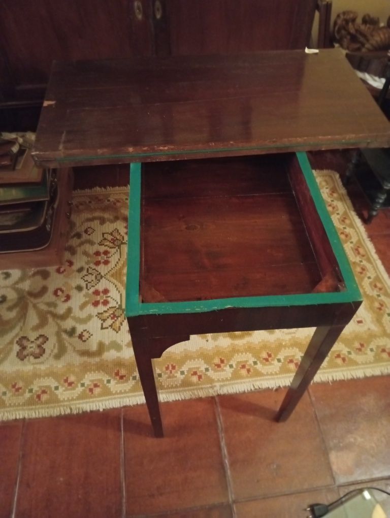 Mesa de jogo em madeira