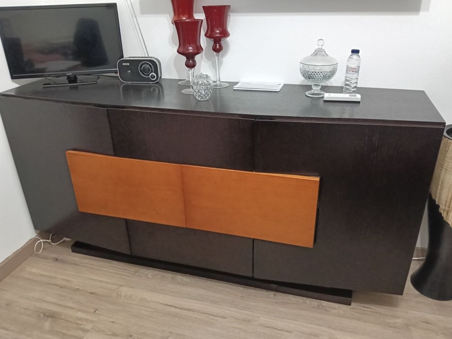 Aparador mais mesa e 4 cadeira