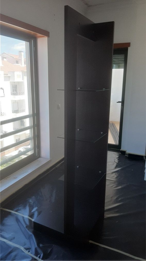 Vendo móvel de TV e estante com  prateleira de vidro.