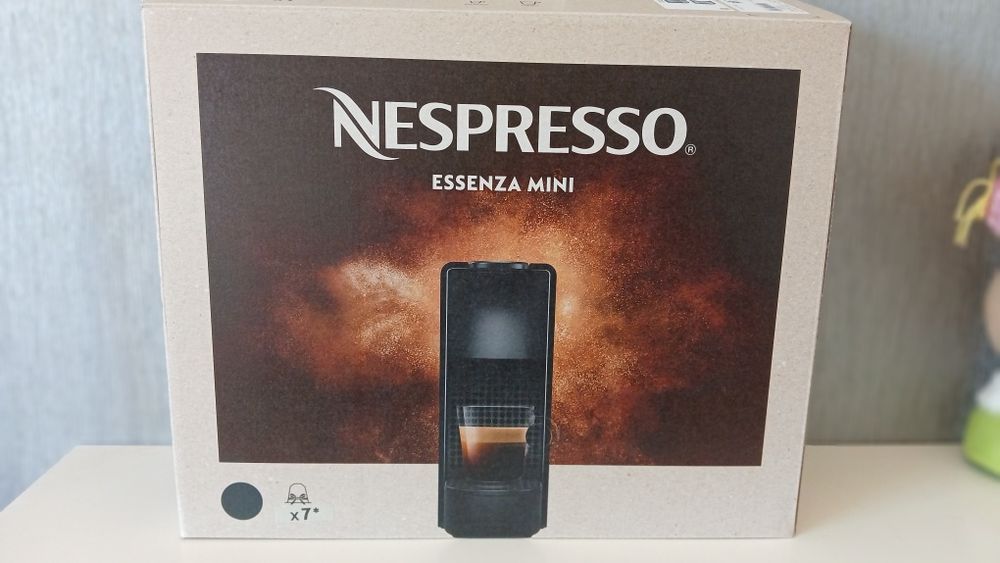 Máquina Nespresso - Nova e embalada - Essenza Mini C30