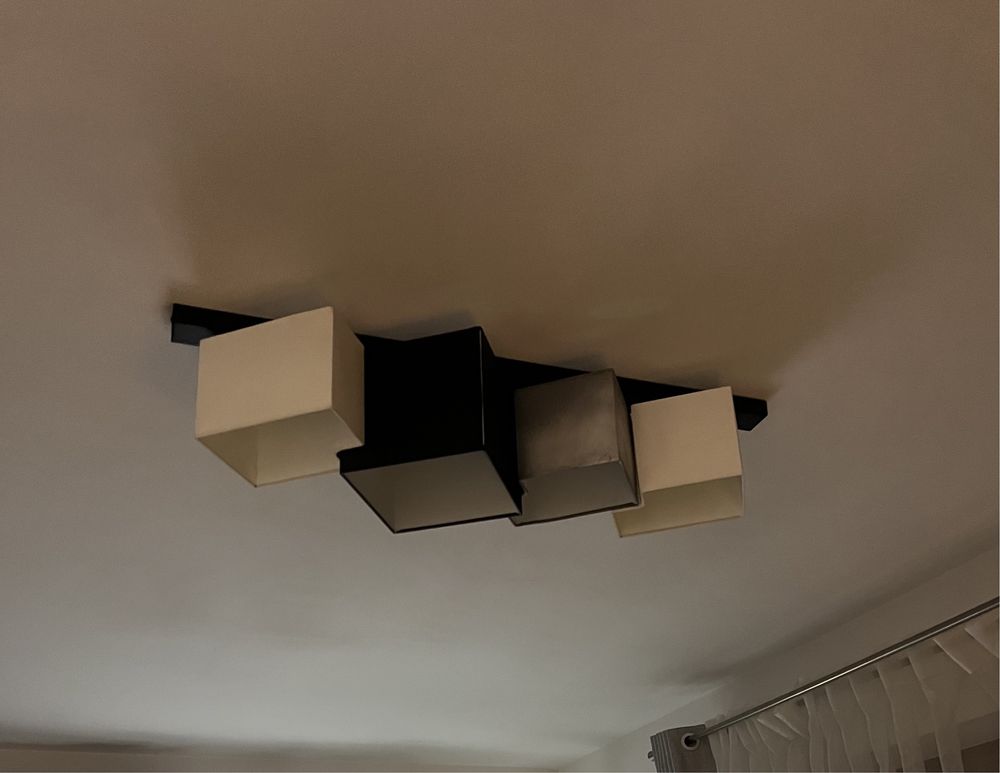 Lampa sufitowa z abażurami geometryczna