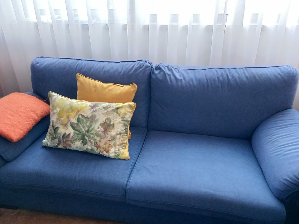 2 sofás de sala de cor azul.
