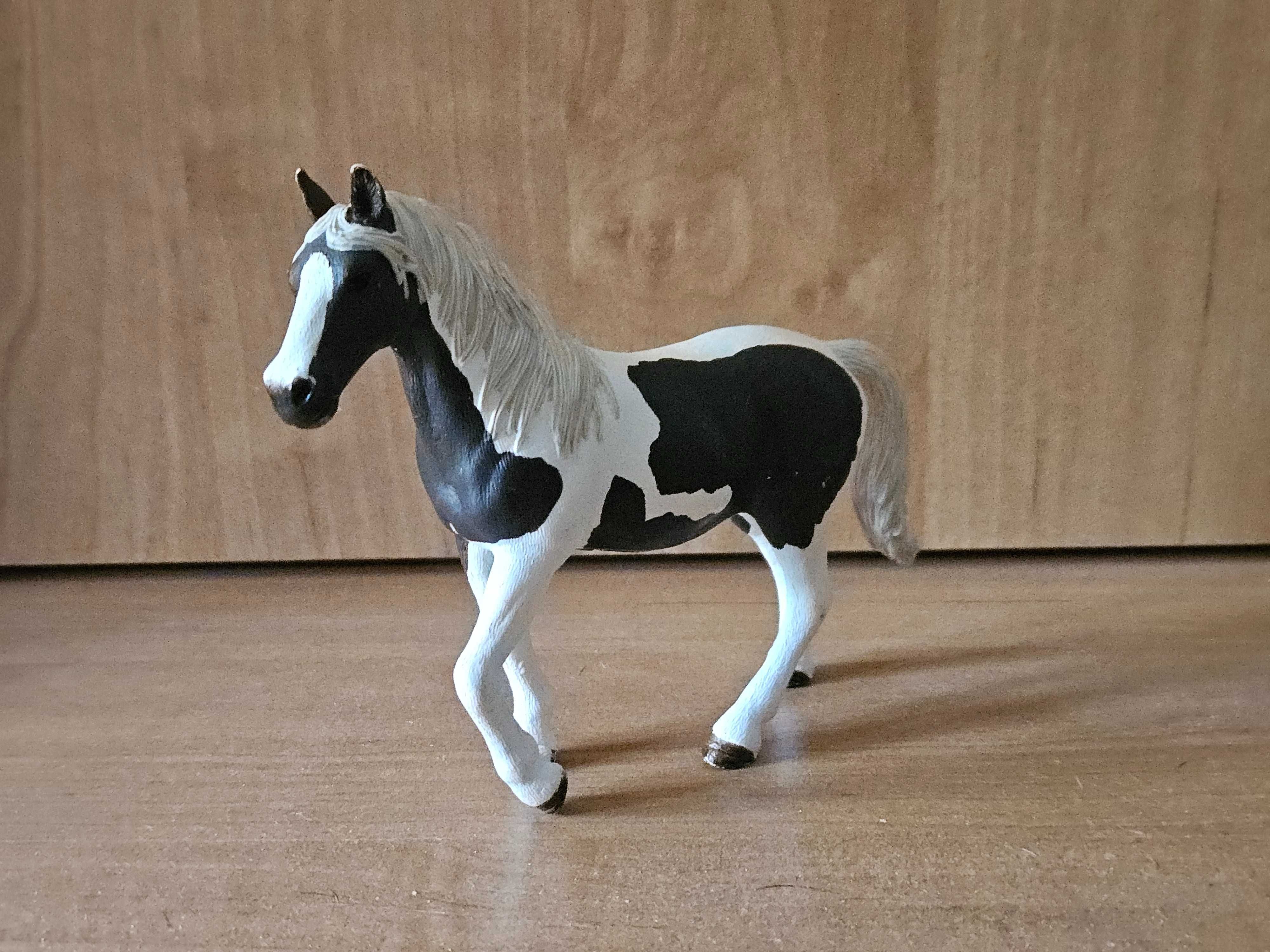 klacz rasy Pinto Schleich 13830