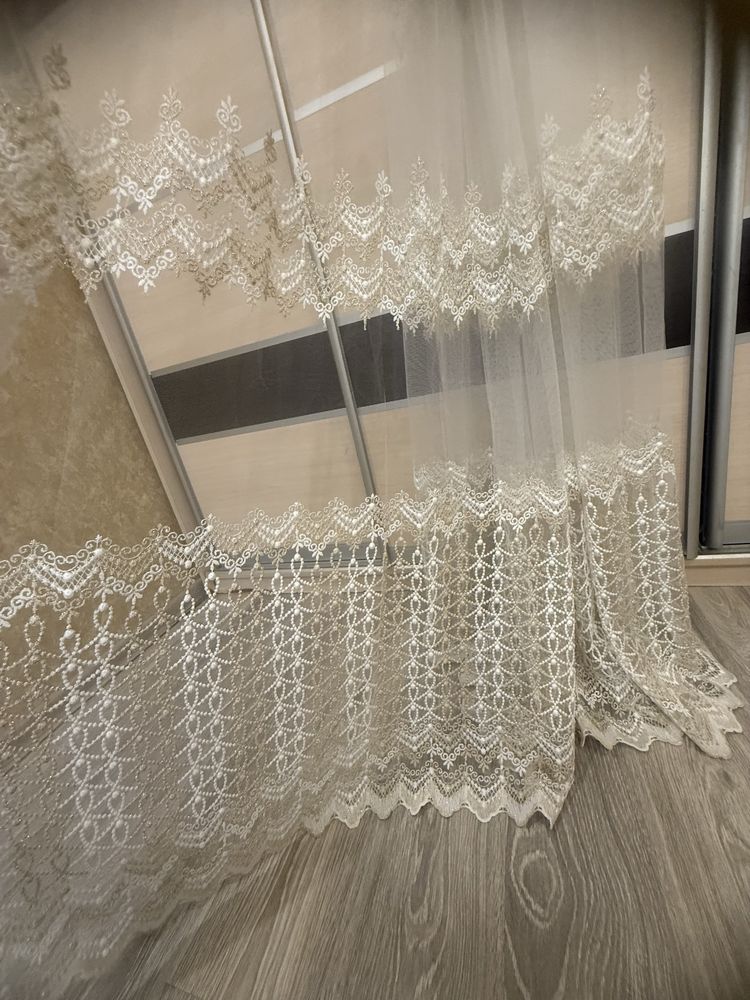 Нова тюль біла з золотом 4.50 ширина.