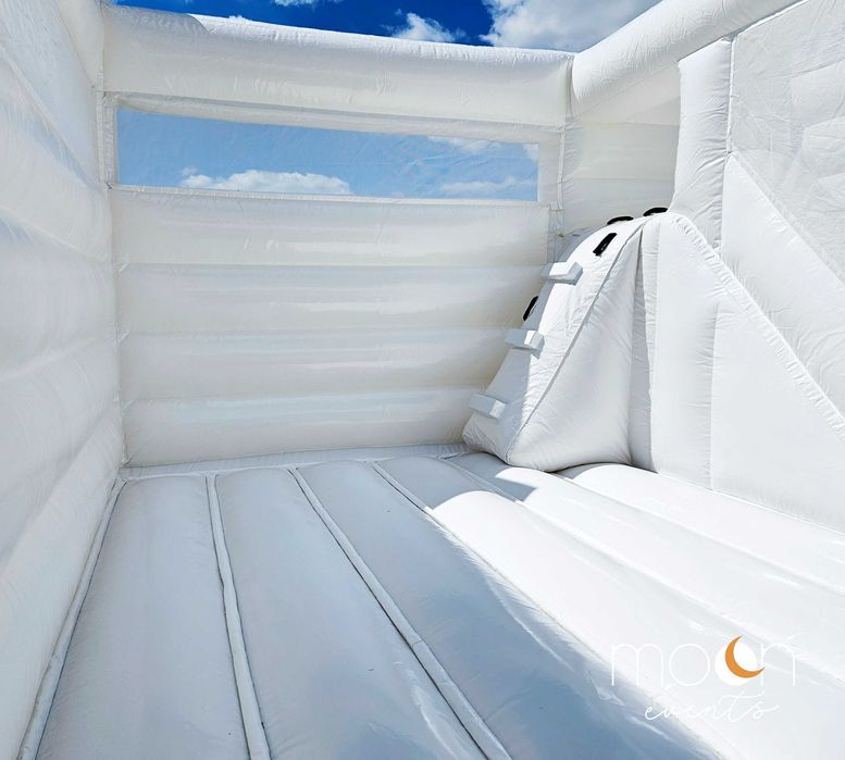 Duży biały dmuchany zamek ze zjeżdżalnią | Dmuchańce do wynajęcia