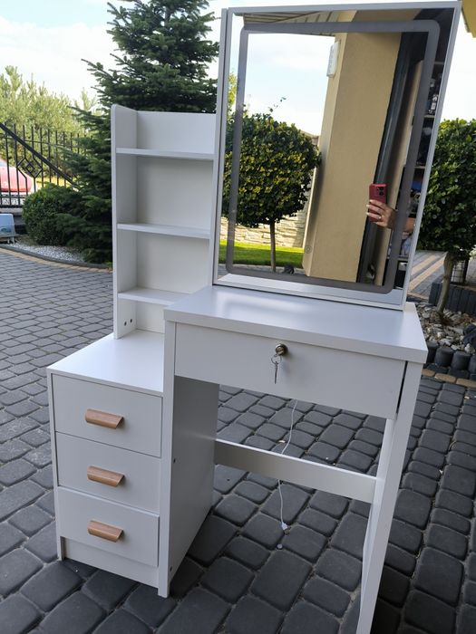 Toaletka do makijażu z pufą i oświetleniem