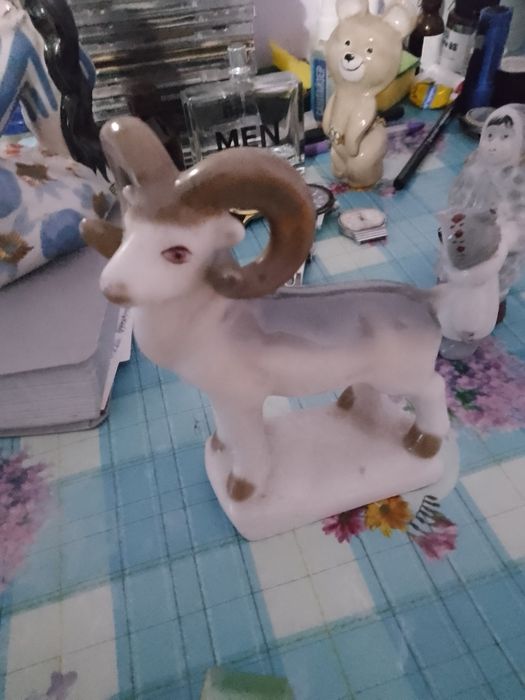 Продам фарфоровую статуэтку