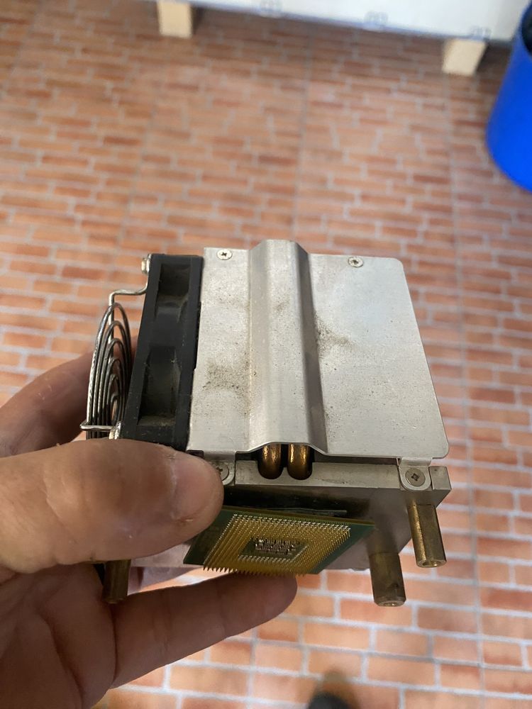 2 procssadores intel Xeon 3200ghz 1M cache 800mhz bus speed