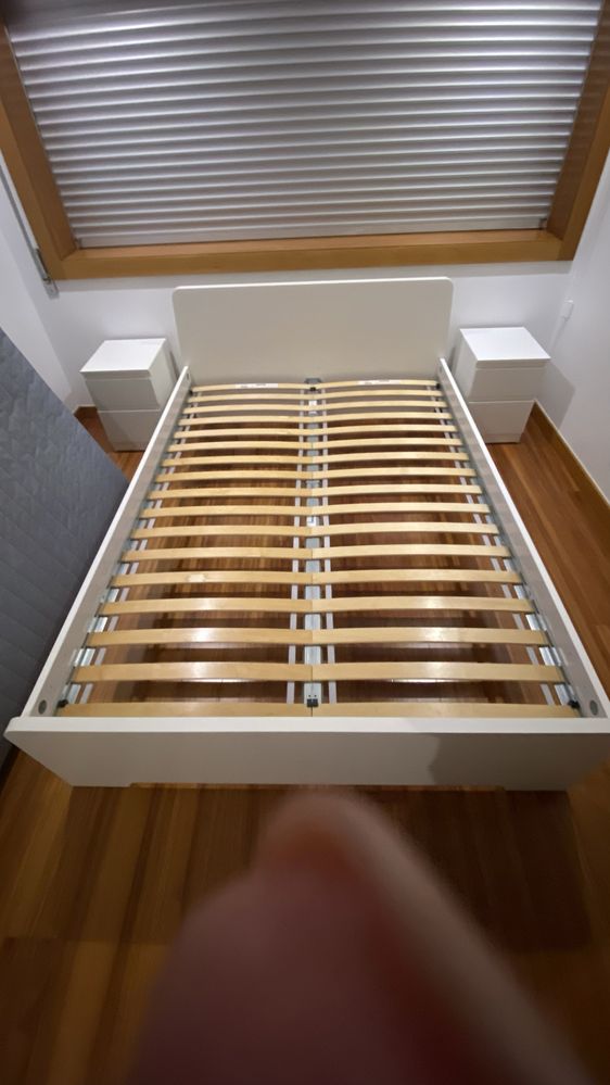 Cama, estrado, colchao e mesas de cabeceira IKEA aglomerado como novos