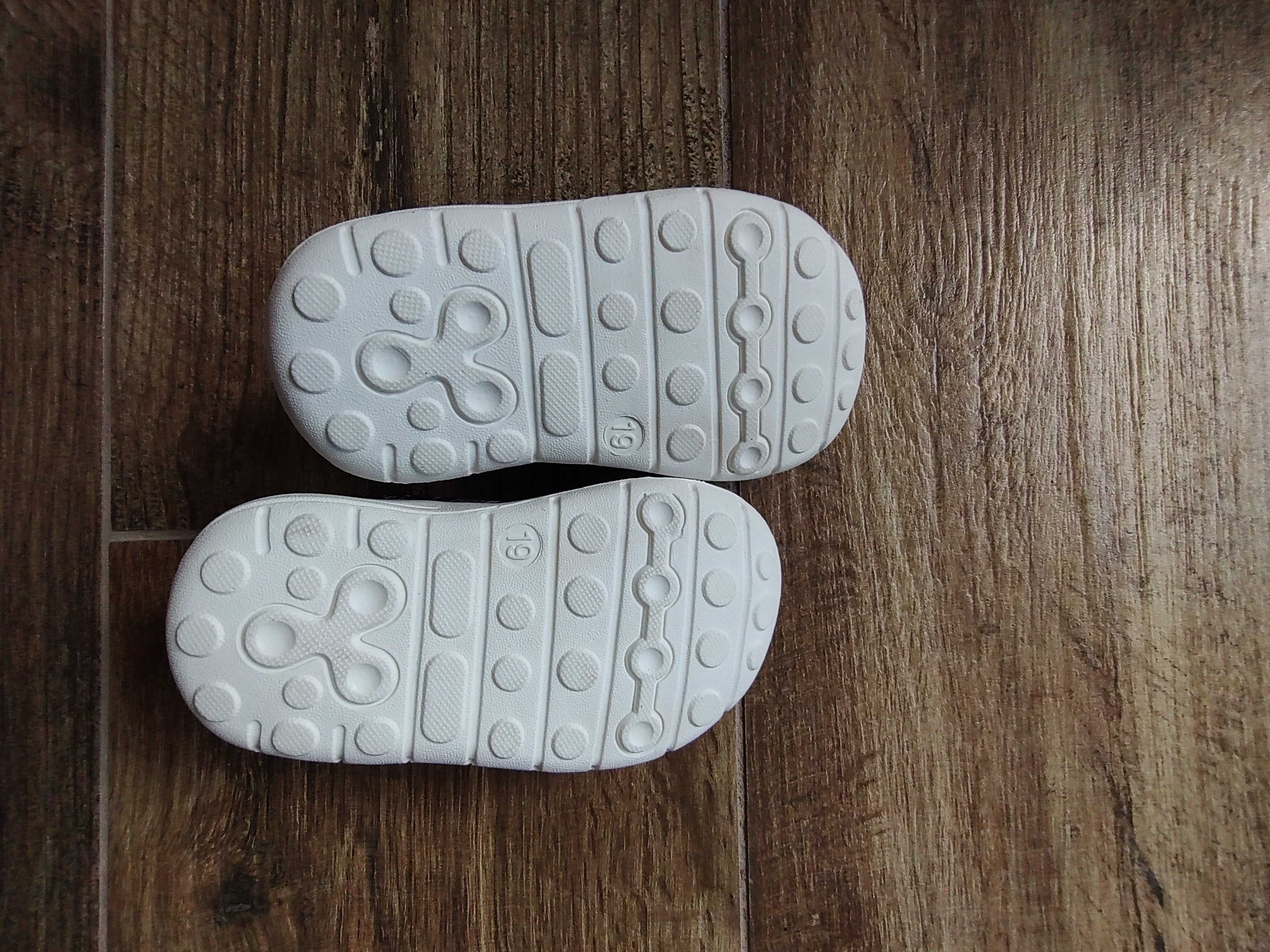 Nowe buty kapcie buciki do przedszkola r19 (zaniżony, realnie ok 22)