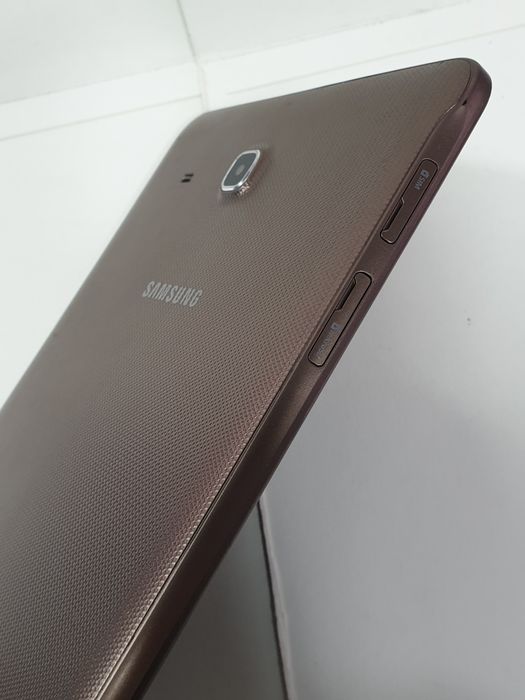 Планшет Samsung Tab E SM-T561 3G