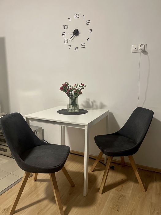 Stół do kuchni plus dwa krzesła