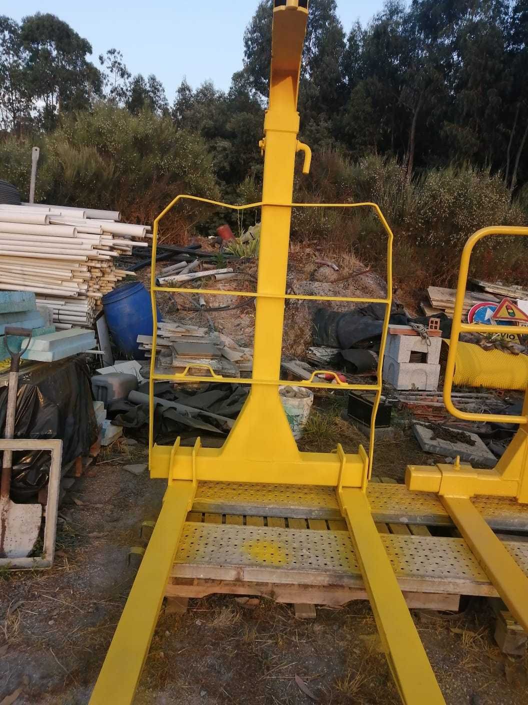 3 Porta Paletes de Grua com Garfo e Altura Reguláveis – Até 2000kg