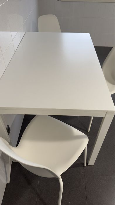 Mesa de cozinha / sala e 3 cadeiras Ikea