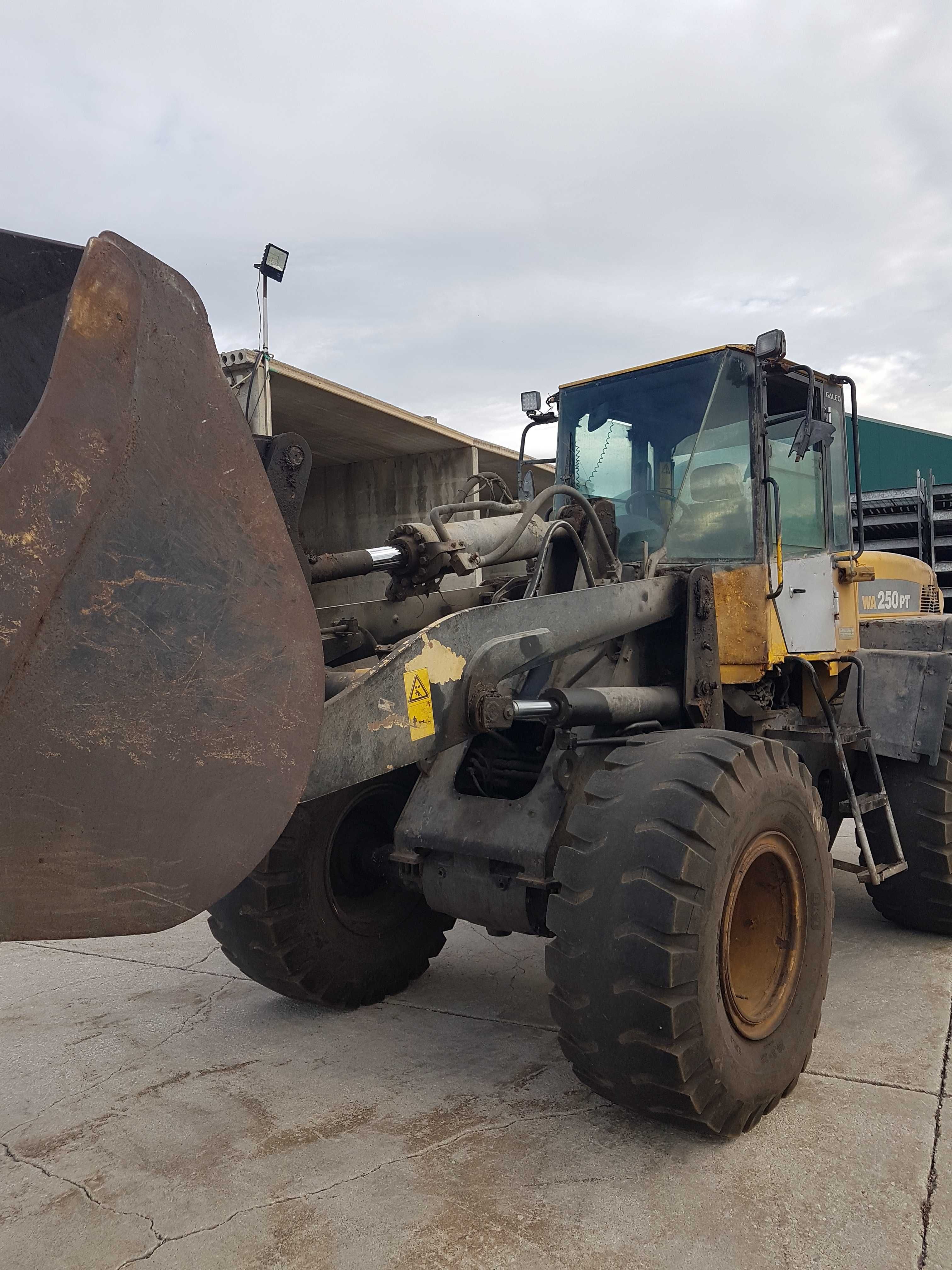 Pá carregadora KOMATSU WA250PT