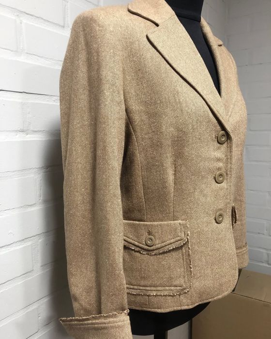 Піджак жіночий напівприталений з відмінним складо, акцентними кишенями