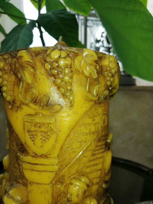 Duża rzeźbiona świeca.