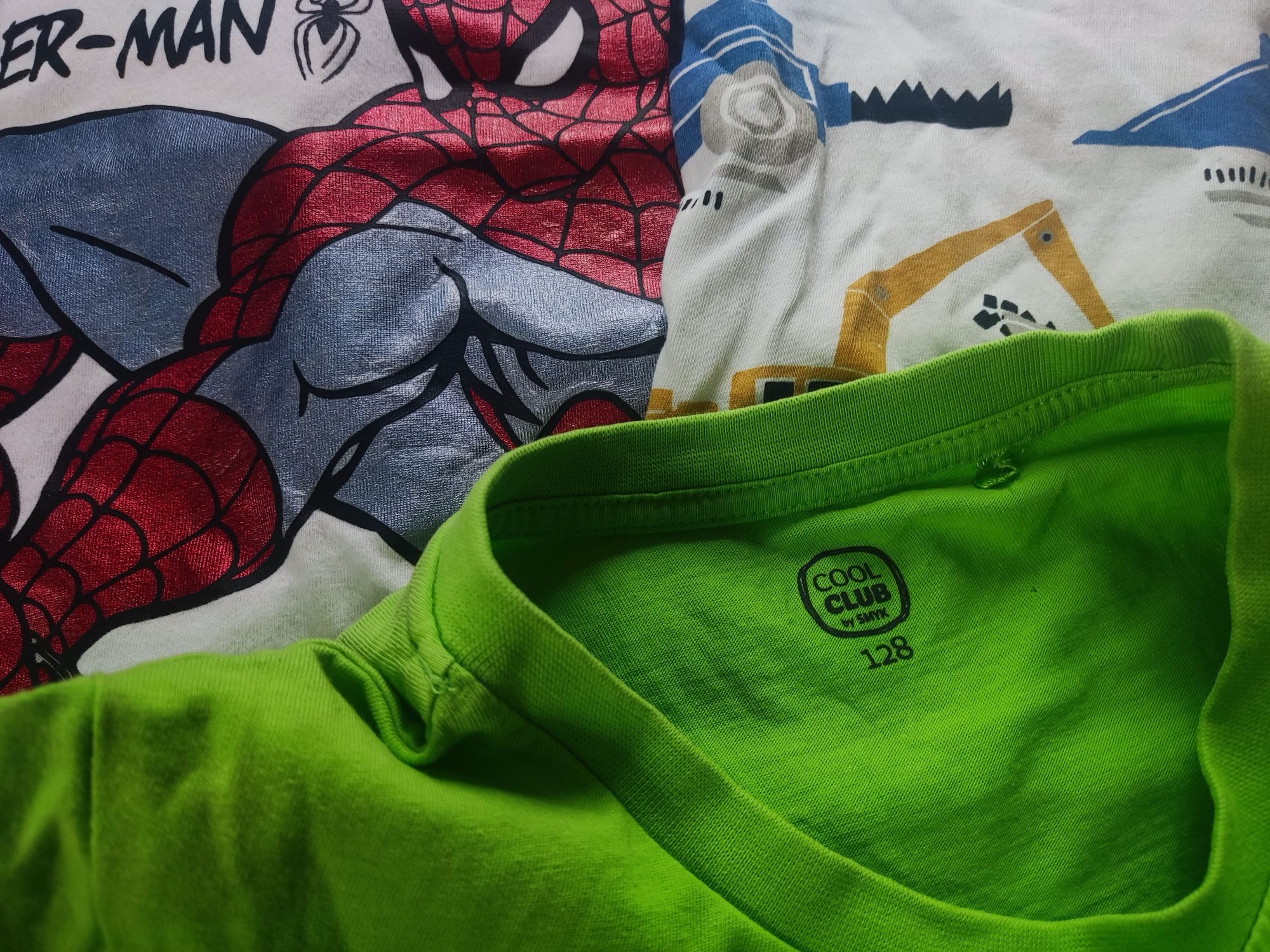 T-shirt 5 szt 122/128 i czapka