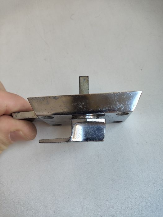 Засув дверний,защіпка.