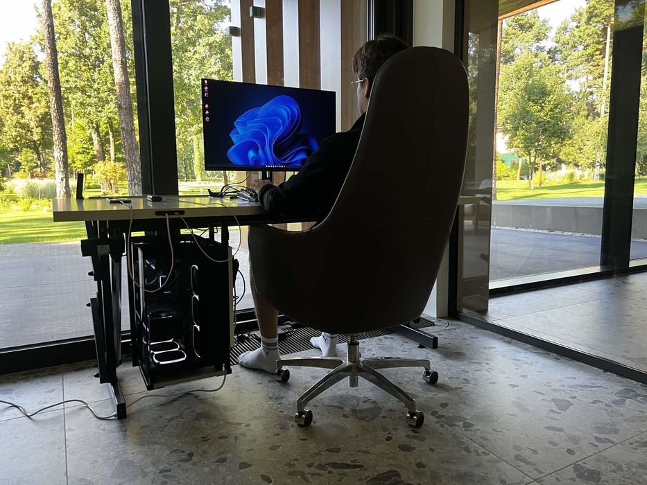 Стіл комп'ютерний регульований