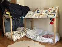 Cama tipo Montessori em madeira natural