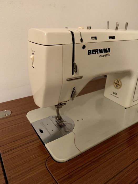 Máquina de costura, marca bernina 840, com motor e móvel