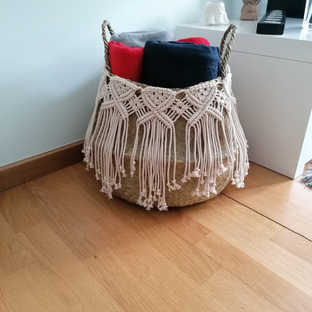 Cesto em vime decorado com macramé