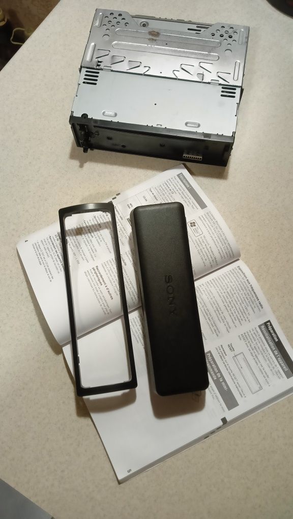 Автомобильный CD ресивер Sony CDX- GT200E