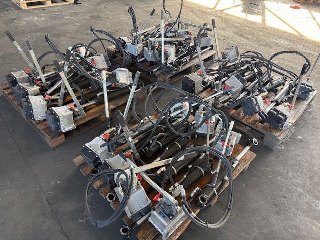 Duża pompa hydrauliczna z siłownikiem do podnoszenia kabiny wozidła