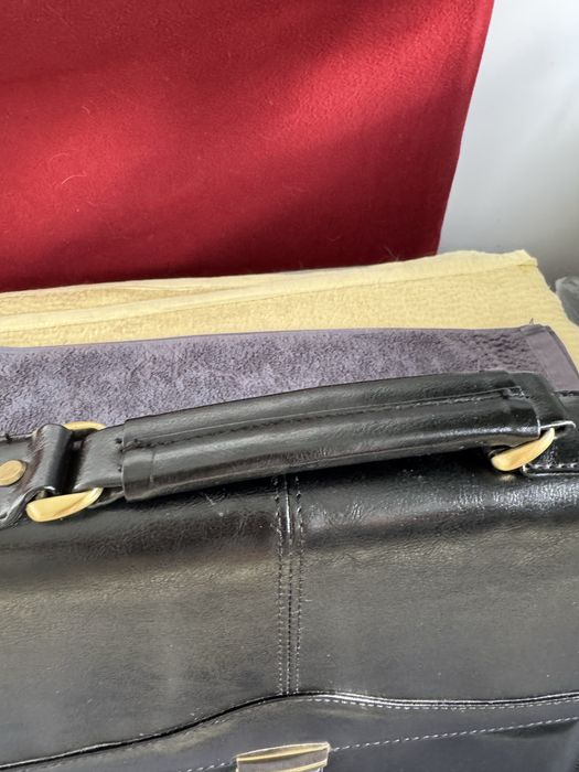 Czarna, skórzana aktówka, używana.