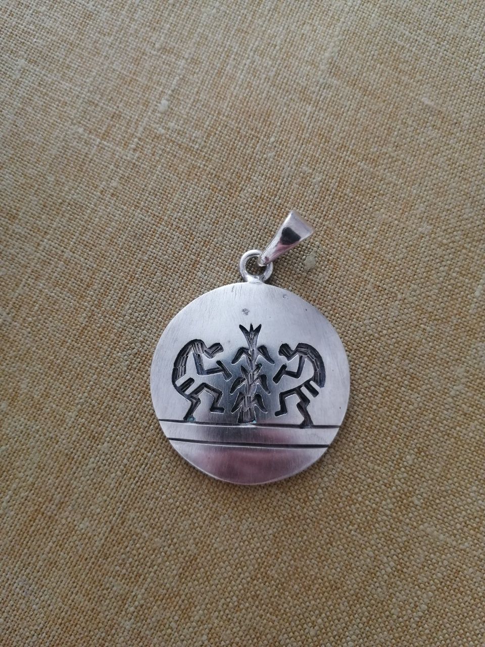 Zawieszka srebrna, próba 925, o średnicy 3,5 cm
