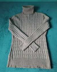 Włoski sweter z golfem i wytłaczanym wzorem premium
