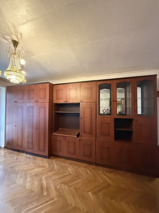 Якісні меблі для вітальні . Є сервант і місце для телевізора