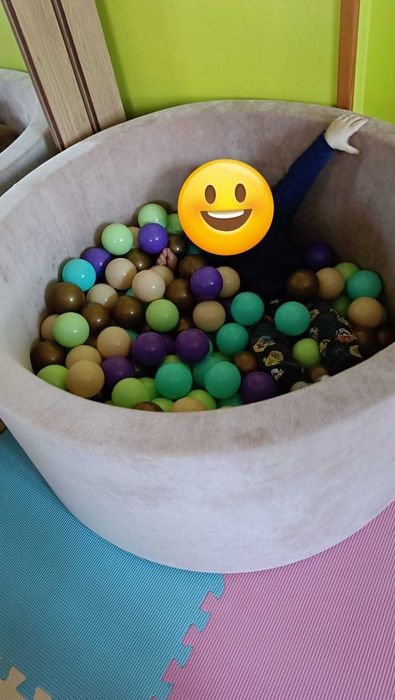 Suchy basen z piłkami