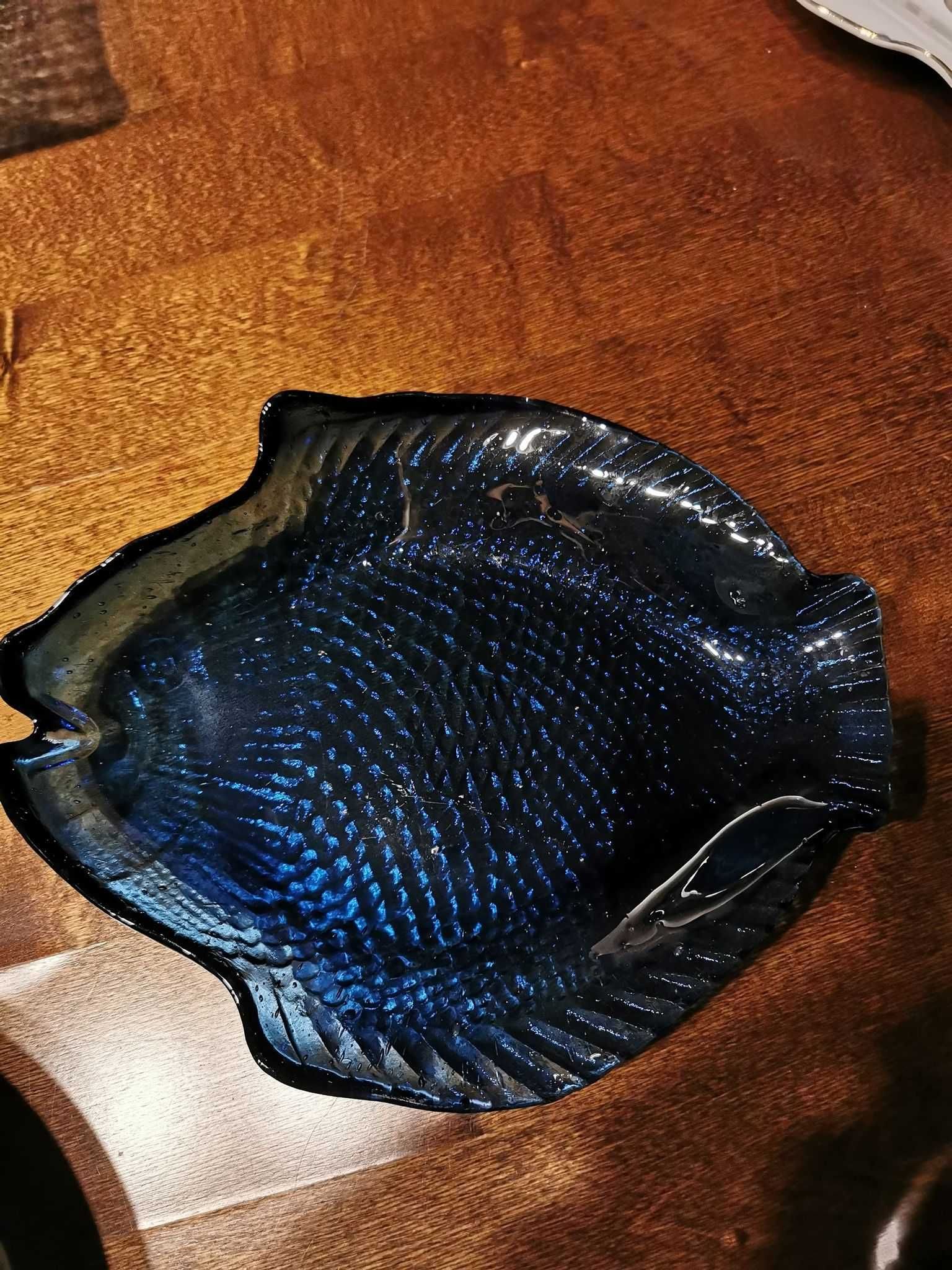 Patera w kształcie kwadratu, Ryby niebieskiego szkła  miska talerz PRL