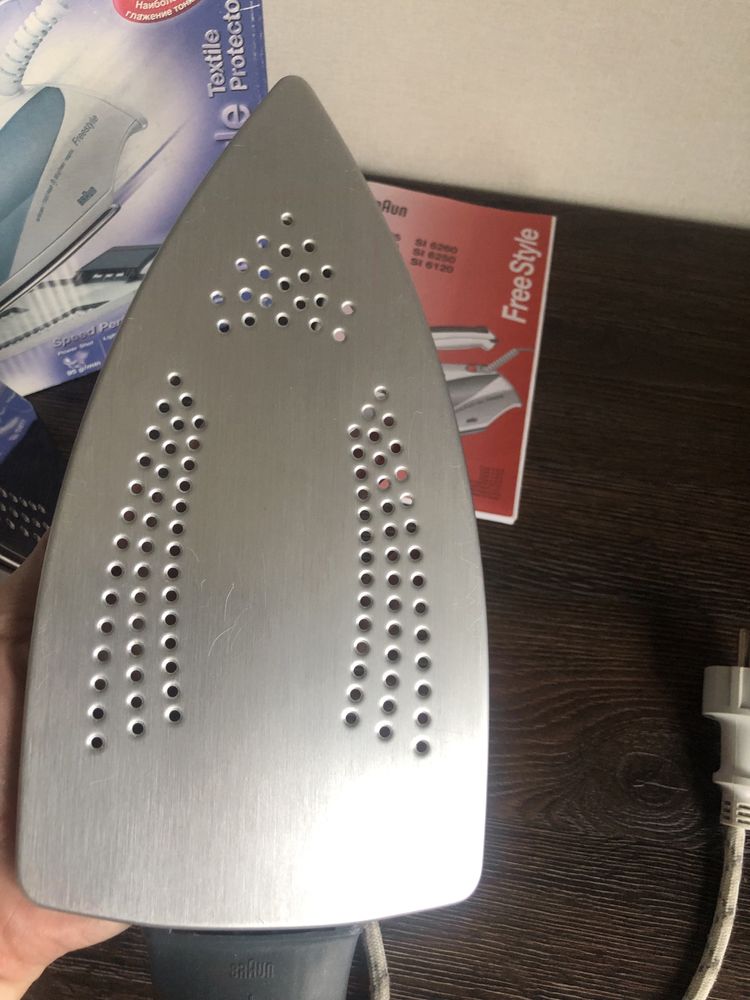 Braun SI 6595 утюг с вертикальной подачей пара