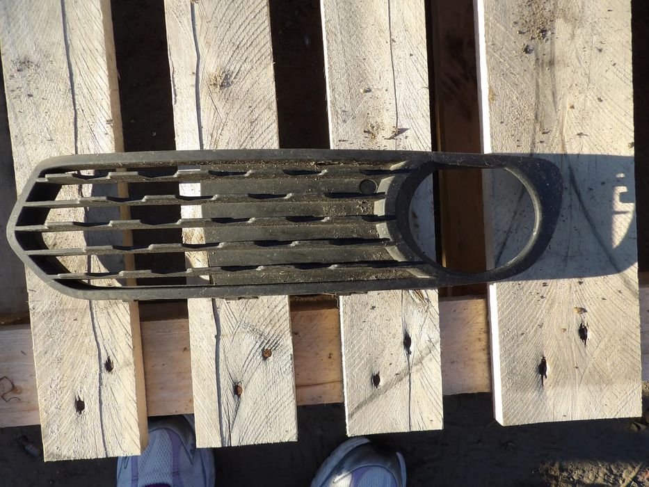 BMW - F20 , F21 - LEWY PRZÓD - KRATKA ZDERZAKA - RAMKA HALOGENU - 7272557