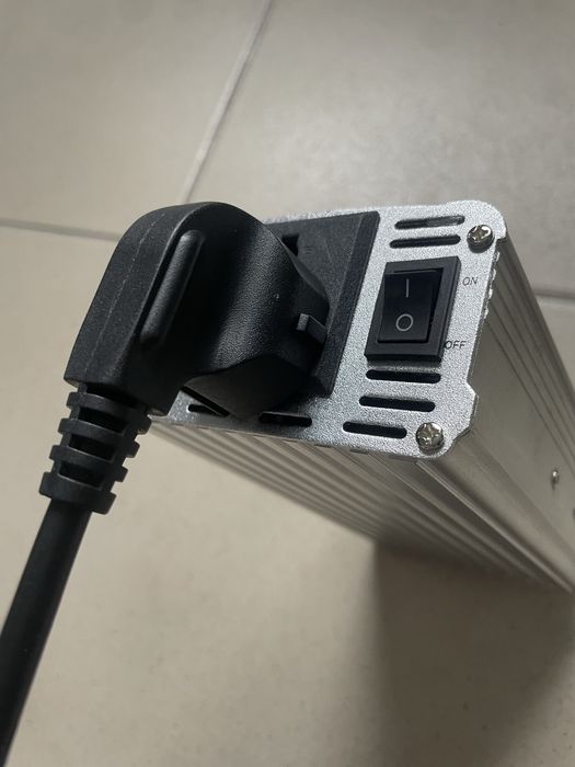 Б.У. Інвертер 12v-220v Автомобільний перетворювач з 12-220