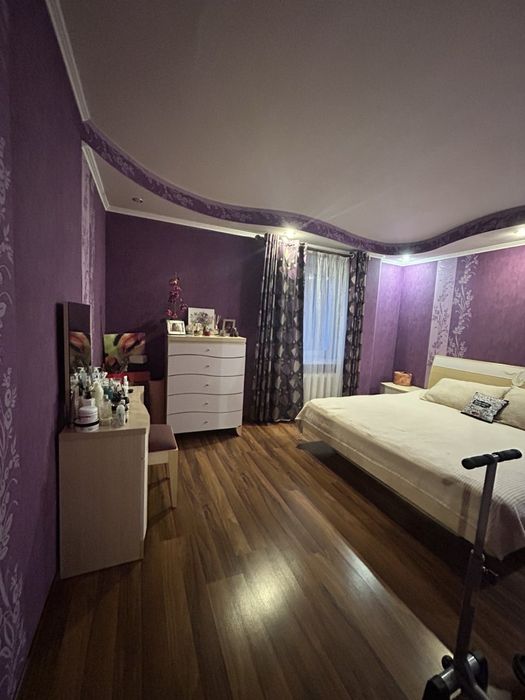 Продаж 4 кімнатної квартири .вул Незалежеості