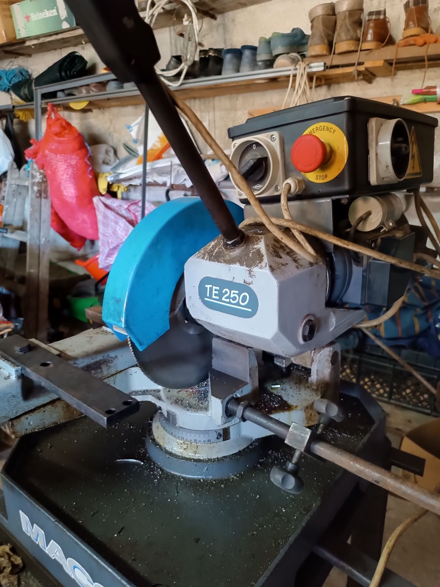 Máquina de corte de ferro e outra de moldar ferro