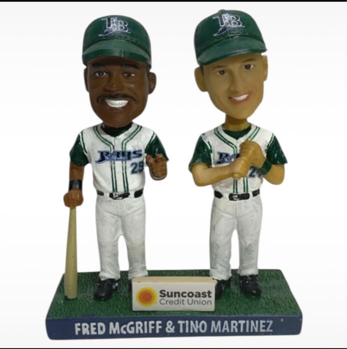 Grande Lote Vintage, 1500 + peças, roupas, colecionaveis e decoraçao