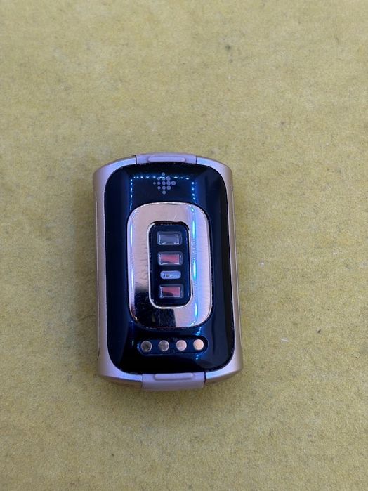 smartband fitbit charge 5 beżowy uszkodzony opis