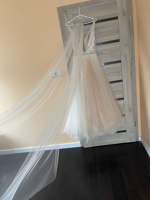 Suknia ślubna z welonem i akcesoriami
