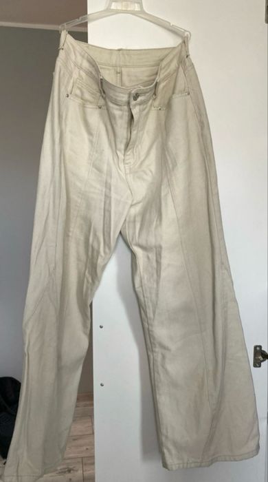 Beżowe jesnsy z szerokimi nogawkami