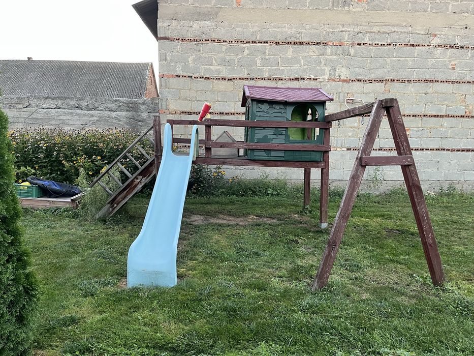 Domek na platformie, hustawka, zjezdzalnia