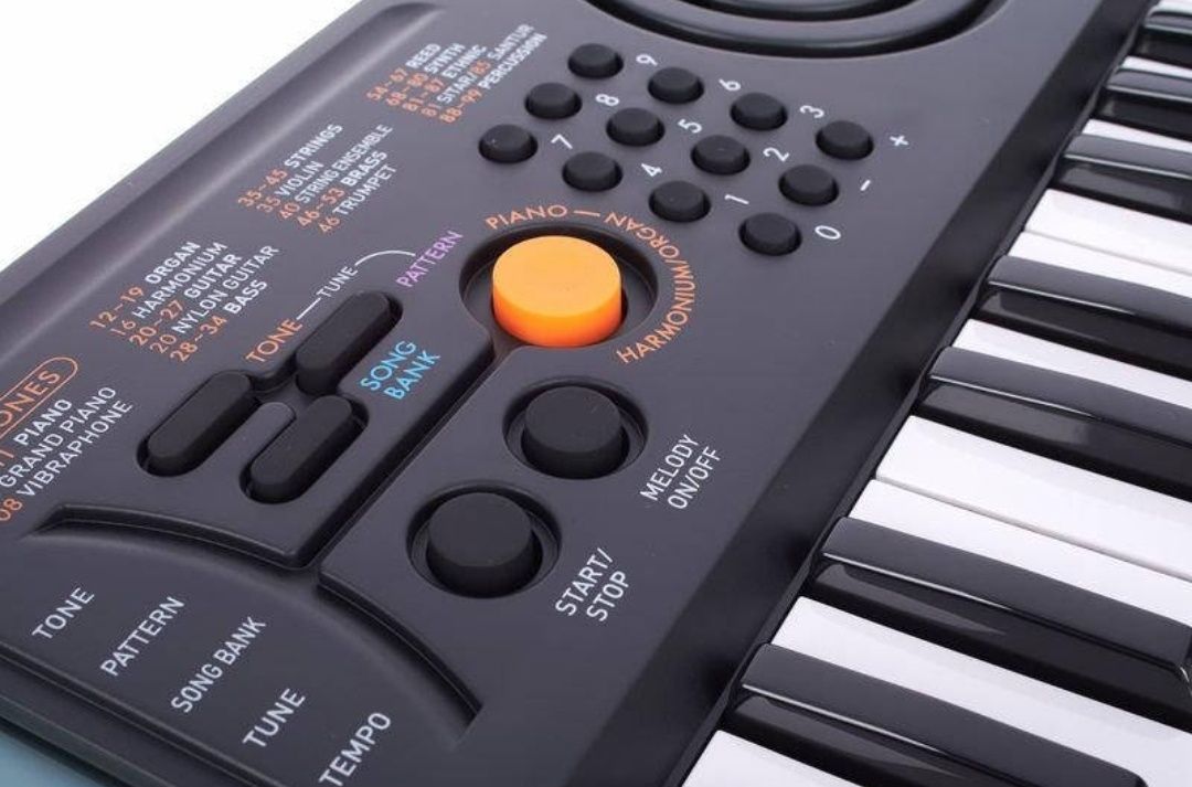 Синтезатор CASIO SA-77 ( 44 клавіші ) з 8-нотною поліфонією