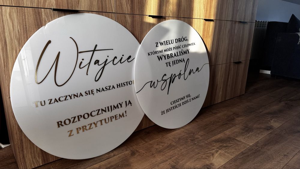 Tablica powitalna i plan stołów