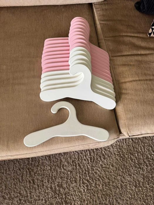 Cama Criança Casinha + Guarda fatos + cabides